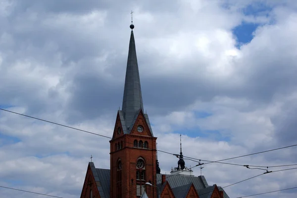 Letonya Nın Daugavpils Şehrinde Bulutlu Bir Gökyüzüne Karşı Bir Kilise — Stok fotoğraf