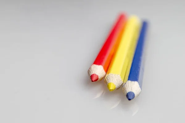 Eine Schöne Rgb Farbe Auf Bleistift Auf Weißem Hintergrund — Stockfoto