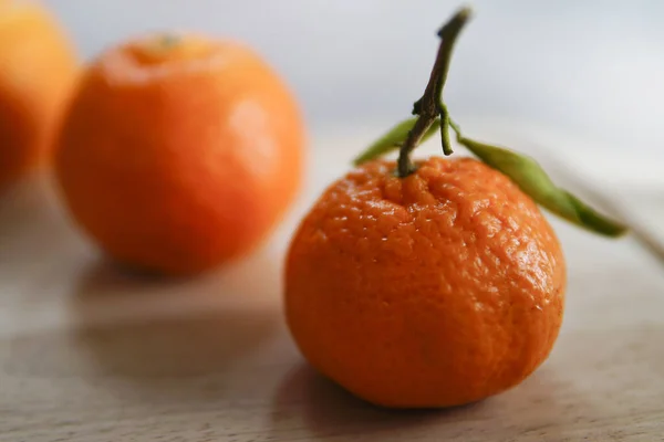 Zbliżenie Świeżej Pomarańczy Drewnianym Stole Rozmytym Tłem — Zdjęcie stockowe
