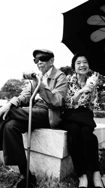 Philippines Oct 2013 Vertical Grayscale Shot Old Couple Enjoying Day — Stock Photo, Image