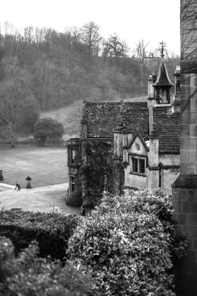 Eerie Scenery Gothic Church Graveyard England Grayscale Shot — Fotografia de Stock