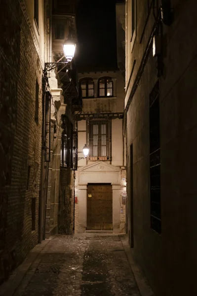 一个典型的托莱多小巷的垂直拍摄在它的老城区 西班牙 — 图库照片