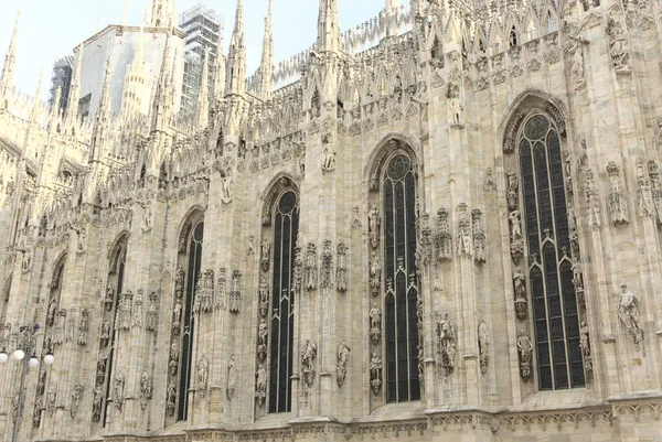 Milan Italy Sep 2019 Обабіч Міланського Собору Красивими Архітектурними Стінами — стокове фото