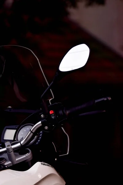 Vertical Closeup Shot Illuminated Side Mirror Motorcycle — Fotografia de Stock