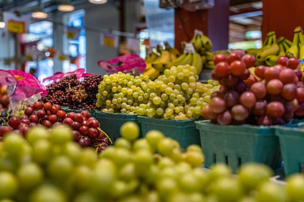 Wybiórczy Strzał Ostrości Kolorowych Winogron Targu Wyspie Granville Vancouver Kanada — Zdjęcie stockowe