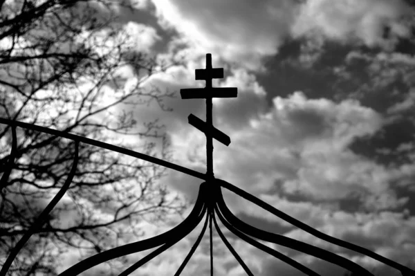 Uma Visão Uma Cruz Ortodoxa Contra Céu Nublado — Fotografia de Stock