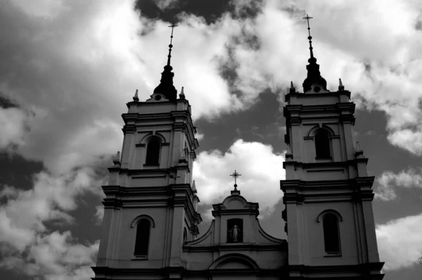 Ein Graustufiger Niedriger Winkel Einer Kirche Daugavpils Lettland Vor Bewölktem — Stockfoto