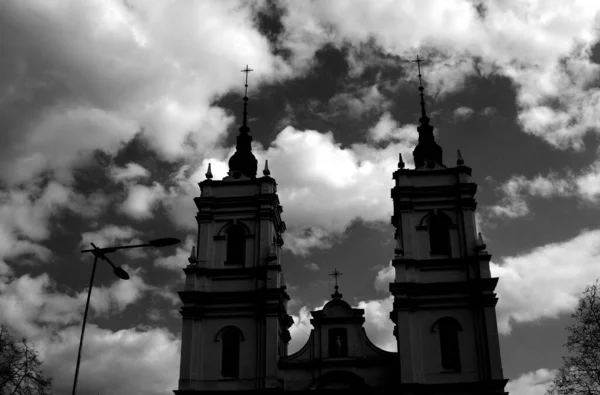 Ângulo Baixo Escala Cinza Uma Igreja Daugavpils Letônia Contra Céu — Fotografia de Stock