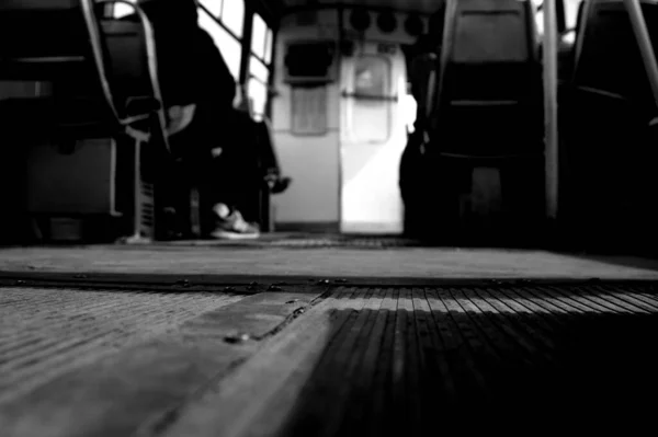 座席と列車のワゴンの中の地面の灰色のスケールアップ — ストック写真
