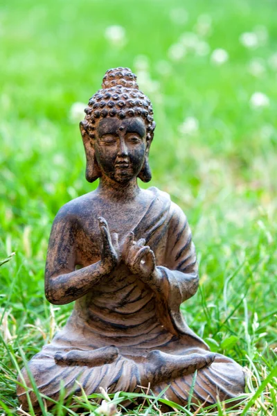 Płytkie Skupienie Rzeźby Buddyjskiej Zielonej Trawie — Zdjęcie stockowe