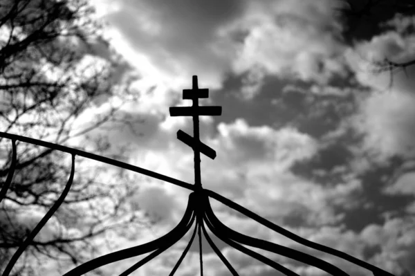 Pohled Pravoslavný Kříž Proti Zatažené Obloze — Stock fotografie