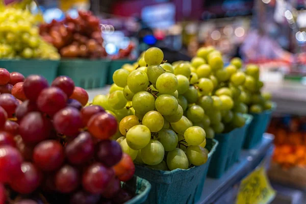 Wybiórczy Strzał Ostrości Kolorowych Winogron Targu Wyspie Granville Vancouver Kanada — Zdjęcie stockowe