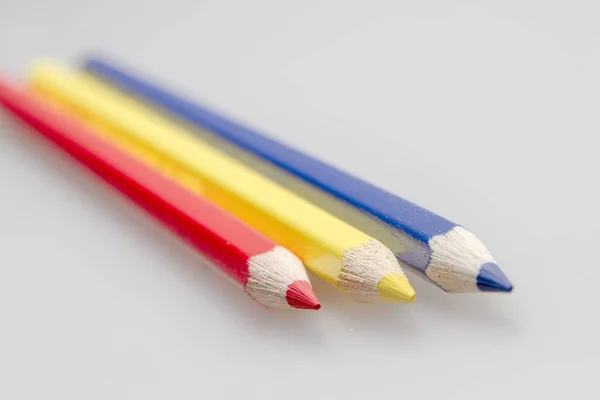 Gros Plan Crayons Colorés Sur Fond Blanc — Photo