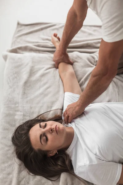 Massagista Caucasiano Meia Idade Uma Mulher Fazendo Exercícios Massagem Braço — Fotografia de Stock