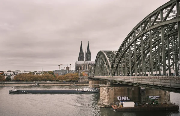 Céu Nublado Sombrio Sobre Catedral Colônia Capturada Ponte Hohenzollern — Fotografia de Stock