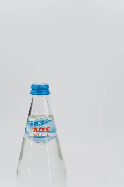 Inverigo Italia 2021 Botella Vidrio Agua Natural Sobre Fondo Blanco — Foto de Stock
