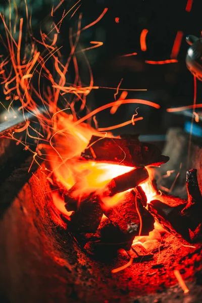 Vertical Shot Charcoal Flaming Making Bbq — Fotografia de Stock