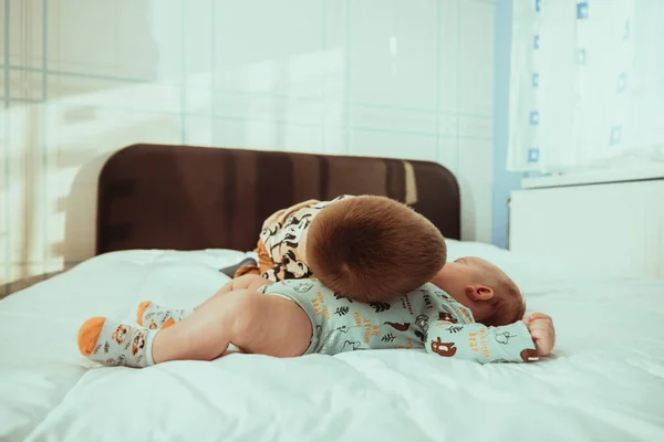 Adorable Toddler Lying Bed His Cute Newborn Sibling — 스톡 사진