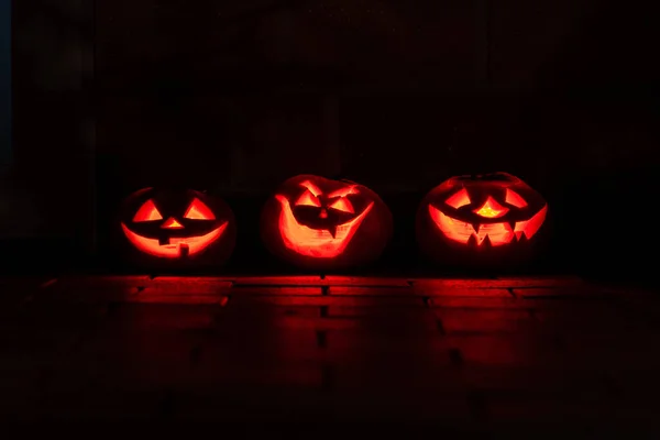 Scenic View Three Halloween Pumpkins Illuminating Darkness — 图库照片