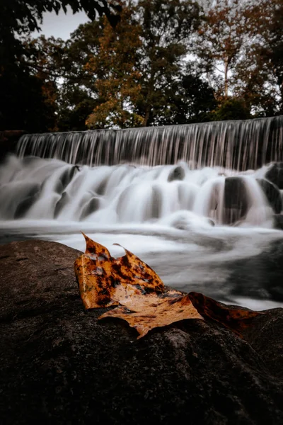 Disparo Vertical Una Cascada Otoño — Foto de Stock