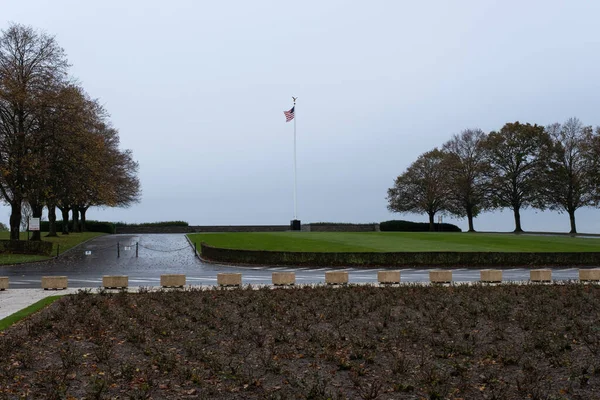 2021年11月14日 アンリ シャペルアメリカ墓地と記念碑 埋葬の多くはアーデンヌの冬の攻勢 バージの戦い によるものである 秋雨の日 — ストック写真