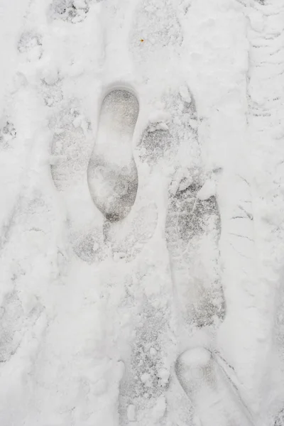 Πατημασιές Που Άφησαν Στο Φρέσκο Χιόνι Ανθρώπινα Παπούτσια Ένα Μονοπάτι — Φωτογραφία Αρχείου