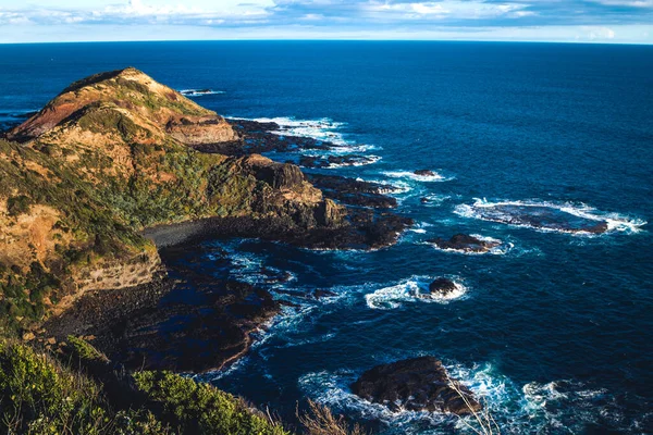 Mavi Sularla Çevrili Kayaların Güzel Manzarası Cape Schanck Victoria Avustralya — Stok fotoğraf