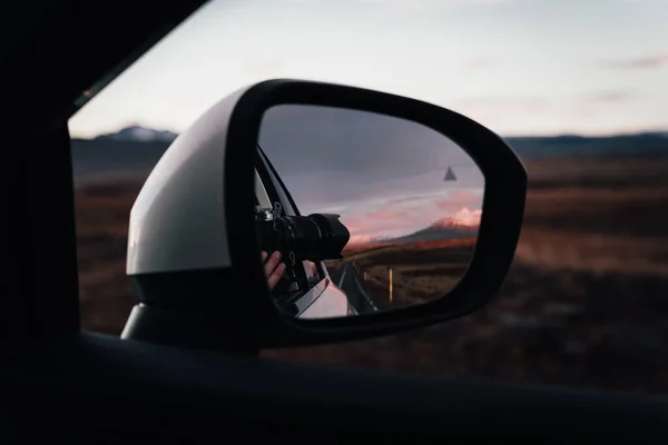 Дзеркало Збоку Автомобіля Відображенням Людини Фотографує Захід Сонця Відкритому Повітрі — стокове фото