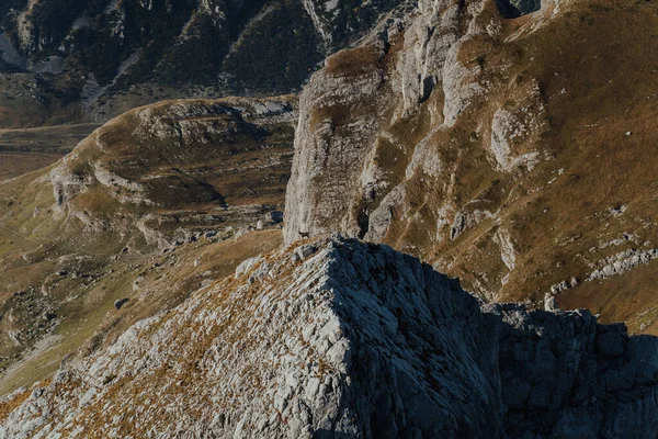 Colpo Aereo Una Montagna Rocciosa Durante Giorno — Foto Stock
