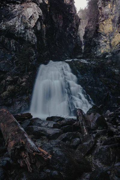 Vertical Shot Stony Waterfall Coming Canyon Rocky Cliffs — Fotografia de Stock