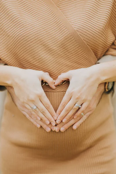 お腹を抱えている男と妊娠中の女性の美しいショット — ストック写真