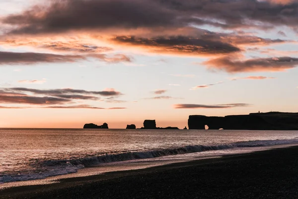 Het Silhouet Van Dyrholaey Omringd Door Zee Tijdens Een Prachtige — Stockfoto