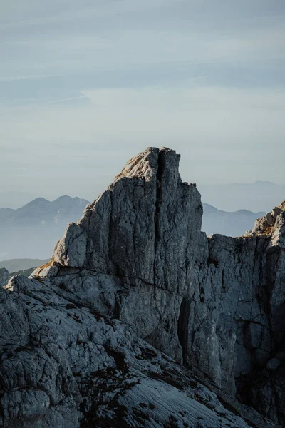 Colpo Verticale Una Montagna Rocciosa Durante Giorno — Foto Stock