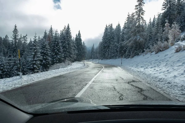 Colpo Movimento Dietro Parabrezza Auto Elettrica Con Montagne Innevate Freddo — Foto Stock