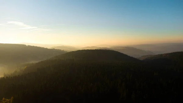 澄んだ空を背景にした丘のある美しい風景 — ストック写真