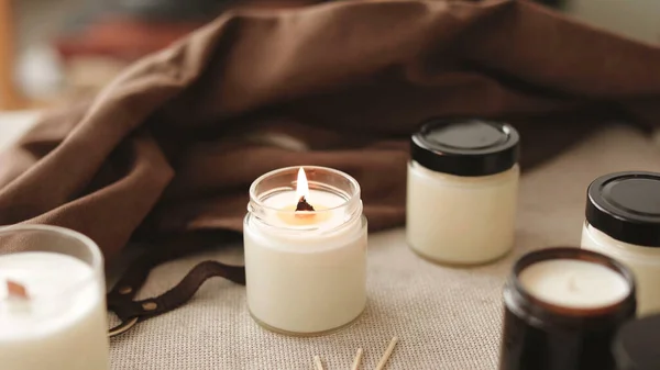 Heimelige Brennende Kerzen Konzept Für Komfort Spiritualität Und Dekoration Symbol — Stockfoto
