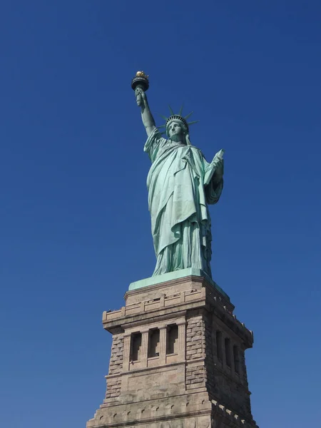 Μια Χαμηλή Γωνία Του Αγάλματος Της Ελευθερίας Στη Νέα Υόρκη — Φωτογραφία Αρχείου