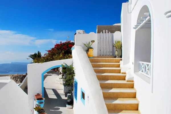 ギリシャのサントリーニ島の典型的な建築と風景 — ストック写真