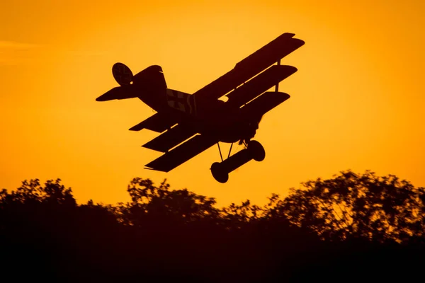 ドイツのハンスヴァイドの航空ショーで夕日に飛び込む古いフォッカーの三面体 — ストック写真