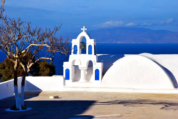 サントリーニ島 ギリシャのOia人気の町の典型的な建築と風景 — ストック写真