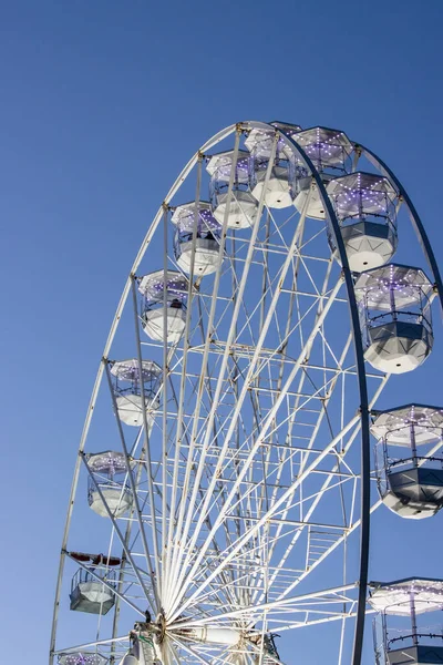 Roue Ferris Blanche Éclairée Contre Ciel Bleu Photo Haute Qualité — Photo