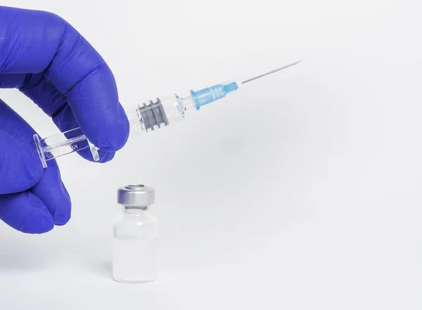 Primer Plano Jeringa Sujeción Manos Con Guantes Vial Vacuna Sobre — Foto de Stock