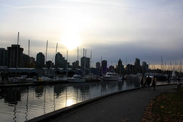 Vancouver Kanada Listopad 2021 Ludzie Spacerujący Pobliżu Portu Vancouver Kolumbia — Zdjęcie stockowe