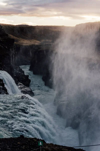 구름낀 아이슬란드의 아래있는 폭포의 — 스톡 사진