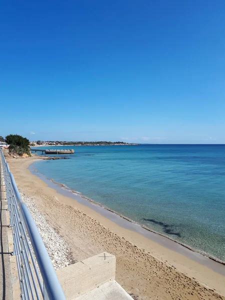 アヴォラビーチの美しい景色とシチリア島の背景のシャレー — ストック写真