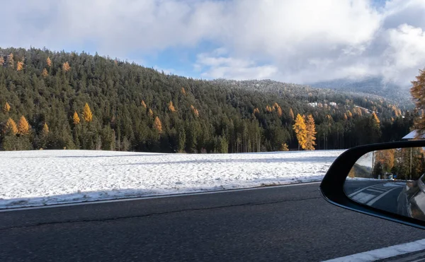 Ein Schuss Aus Dem Fahrerfenster Eines Elektroautos Mit Schneebedeckten Alpen — Stockfoto