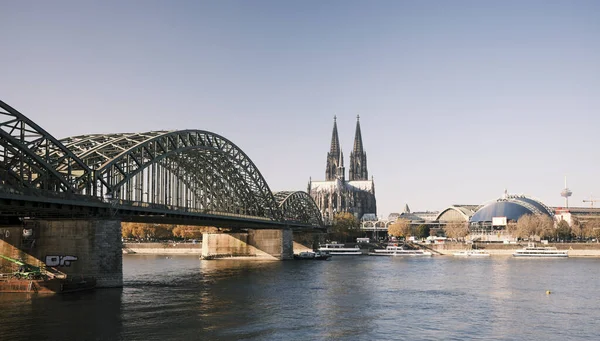 Błękitne Niebo Nad Katedrą Kolońską Mostem Hohenzollern — Zdjęcie stockowe