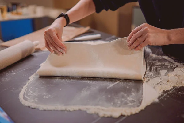 Processo Assar Croissants Franceses Uma Cozinha — Fotografia de Stock