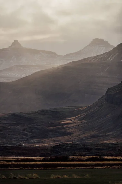 Güneşin Altında Kayalık Tepelerin Dikey Görüntüsü Kırsal Kesimde Bulutlu Bir — Stok fotoğraf