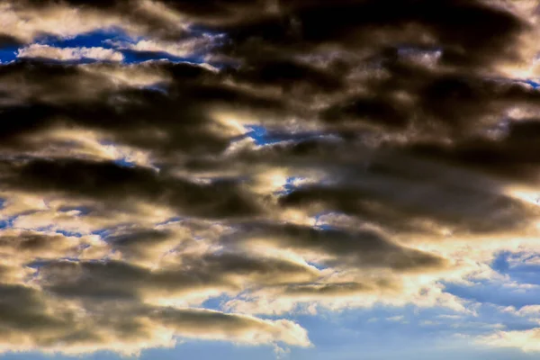 Felhőtáj Színes Felhők Naplementekor Óceán Közelében — Stock Fotó